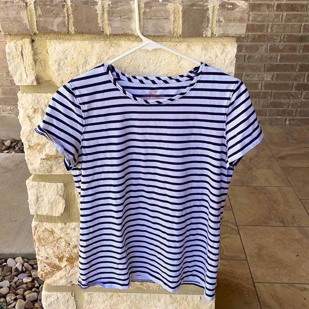 🦋 gently used striped vineyard vines tee 🦋